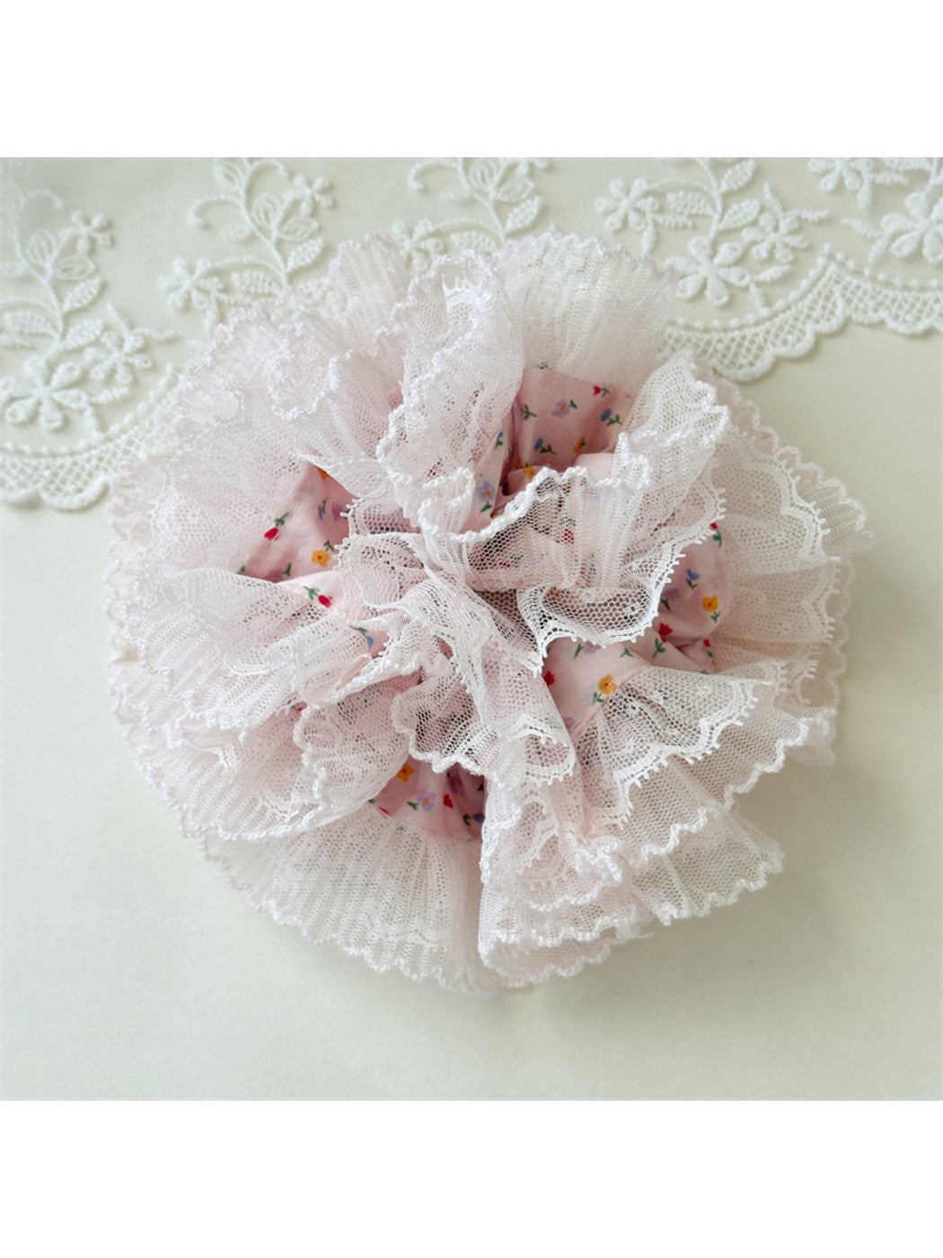 Gifty - Chic Floral Print Ruffled Lace Scrunchie