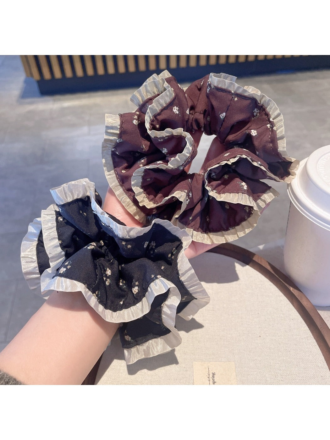 Gifty - Elegant Retro Floral Scrunchie