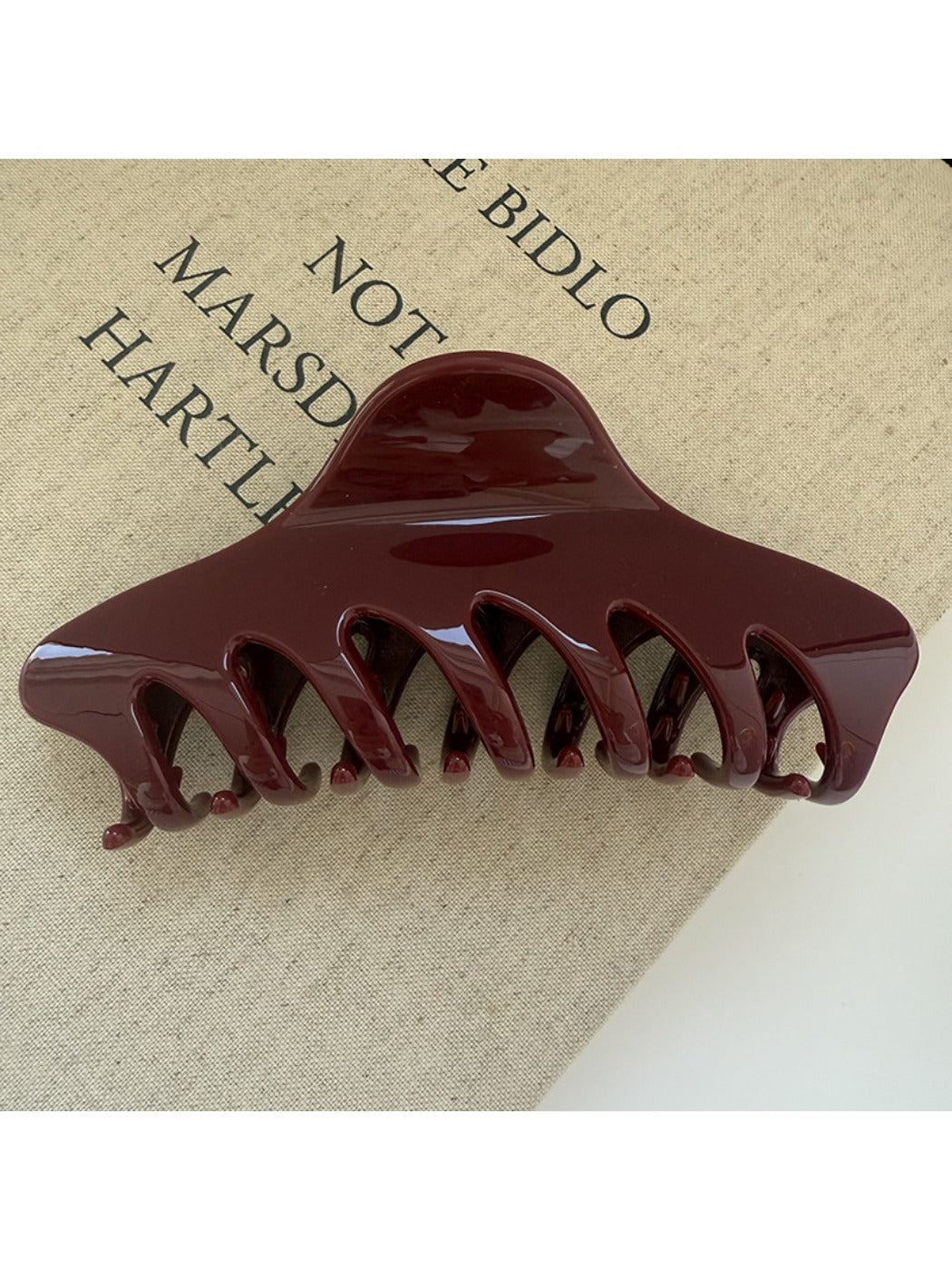 Beau - Minimalist Keel Shaped Hair Claw Clip