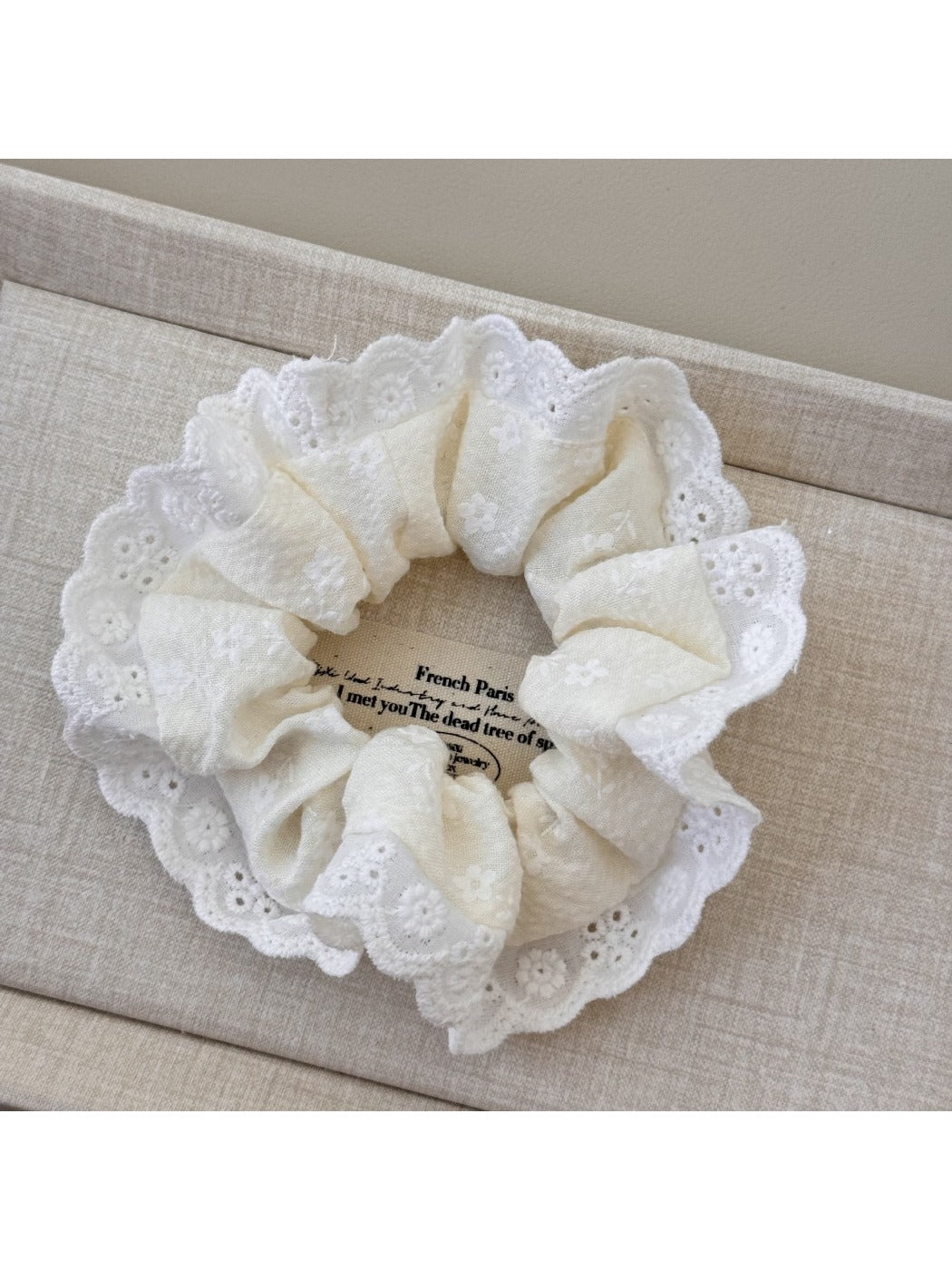 Gifty - Sweet Lace Edge Scrunchie