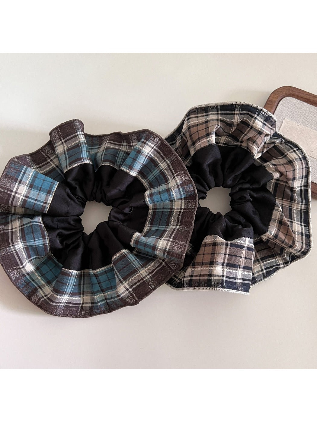 Gifty - Minimalist Vintage Plaid Scrunchie