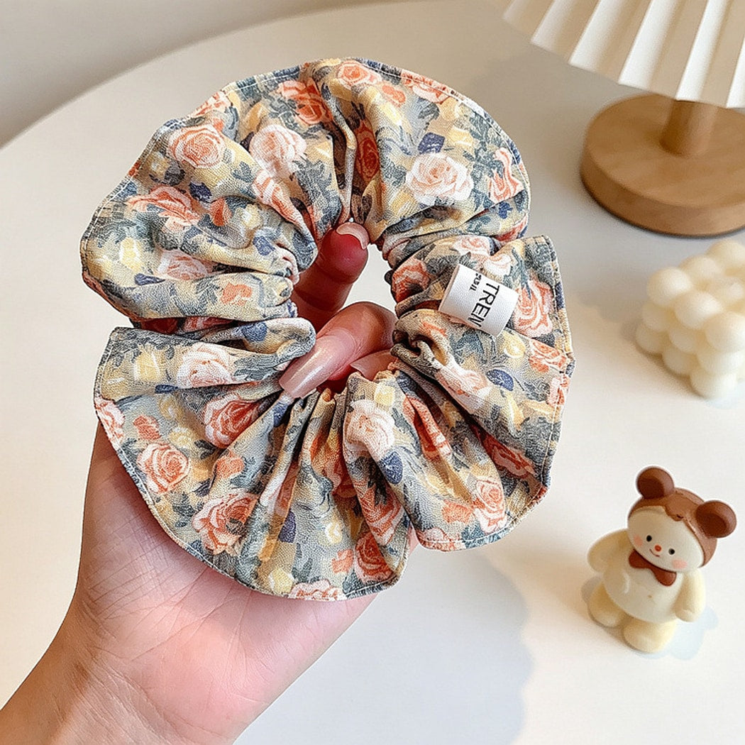 Gifty - Vintage Rose Print Ruched Fabric Scrunchie