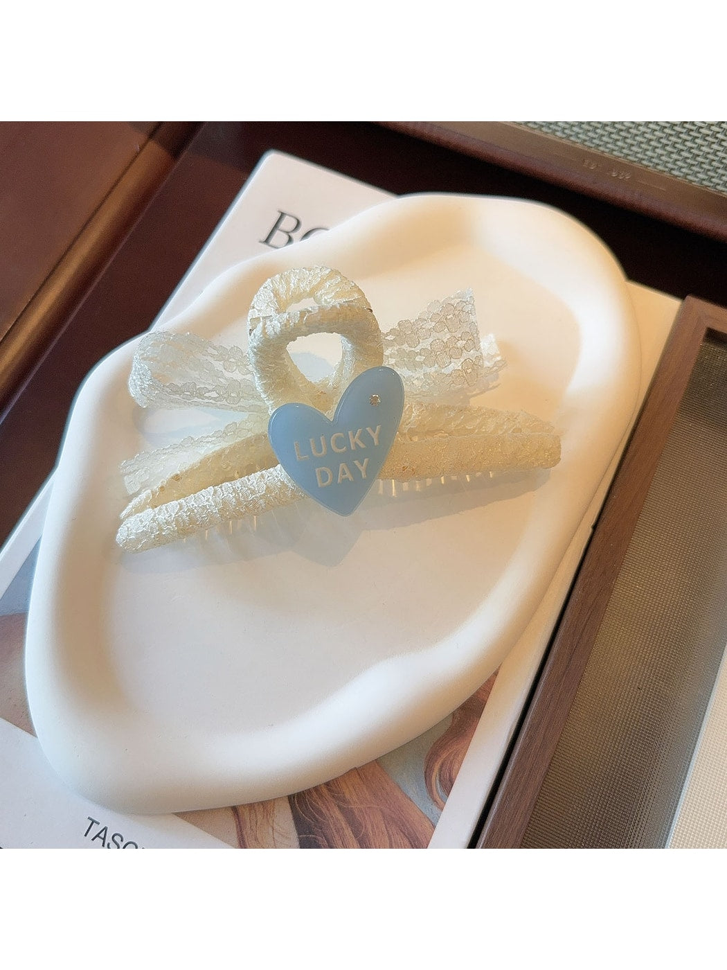 Beau - Acrylic Bow Detail Sweet Style Claw Clip