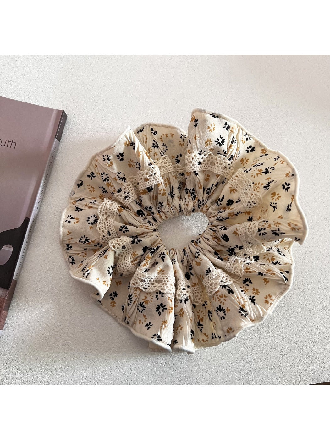 Gifty - Vintage Flower Lace Scrunchie