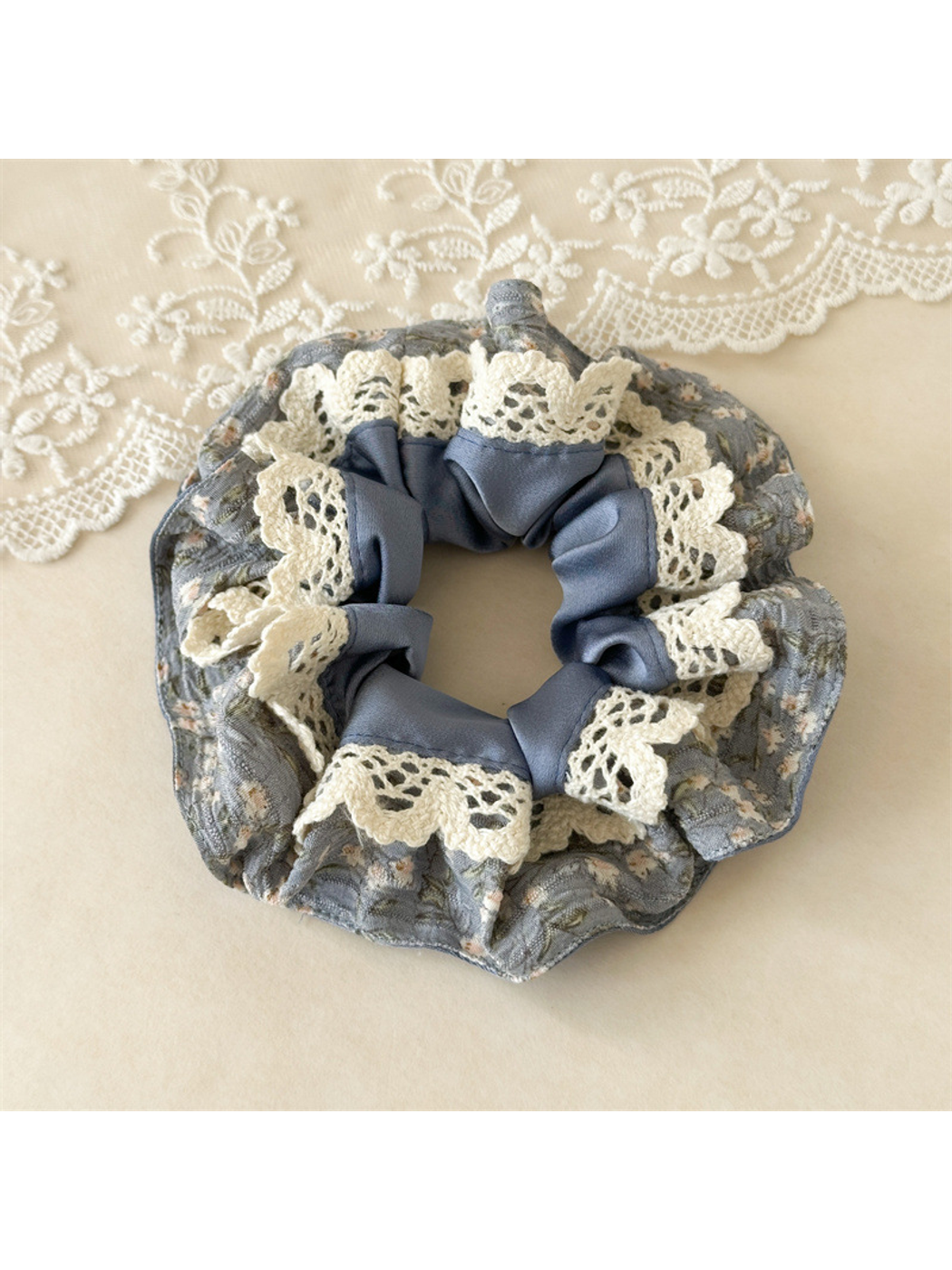 Gifty - Floral Lace Trim Scrunchie