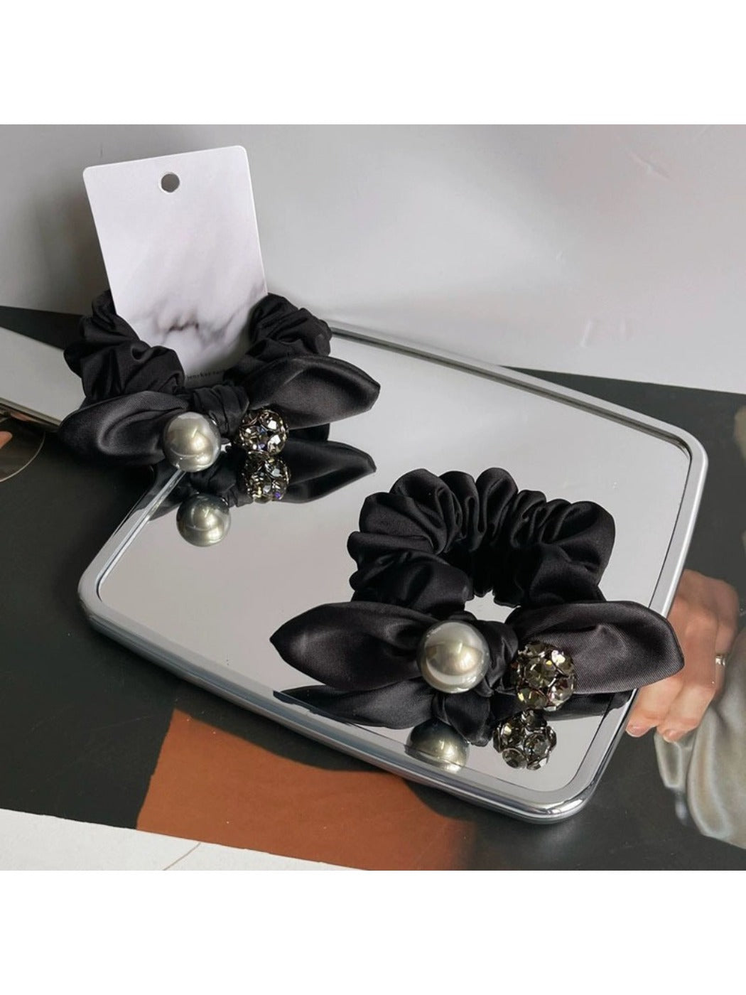 Gifty - Minimalist Black Ruched Scrunchie