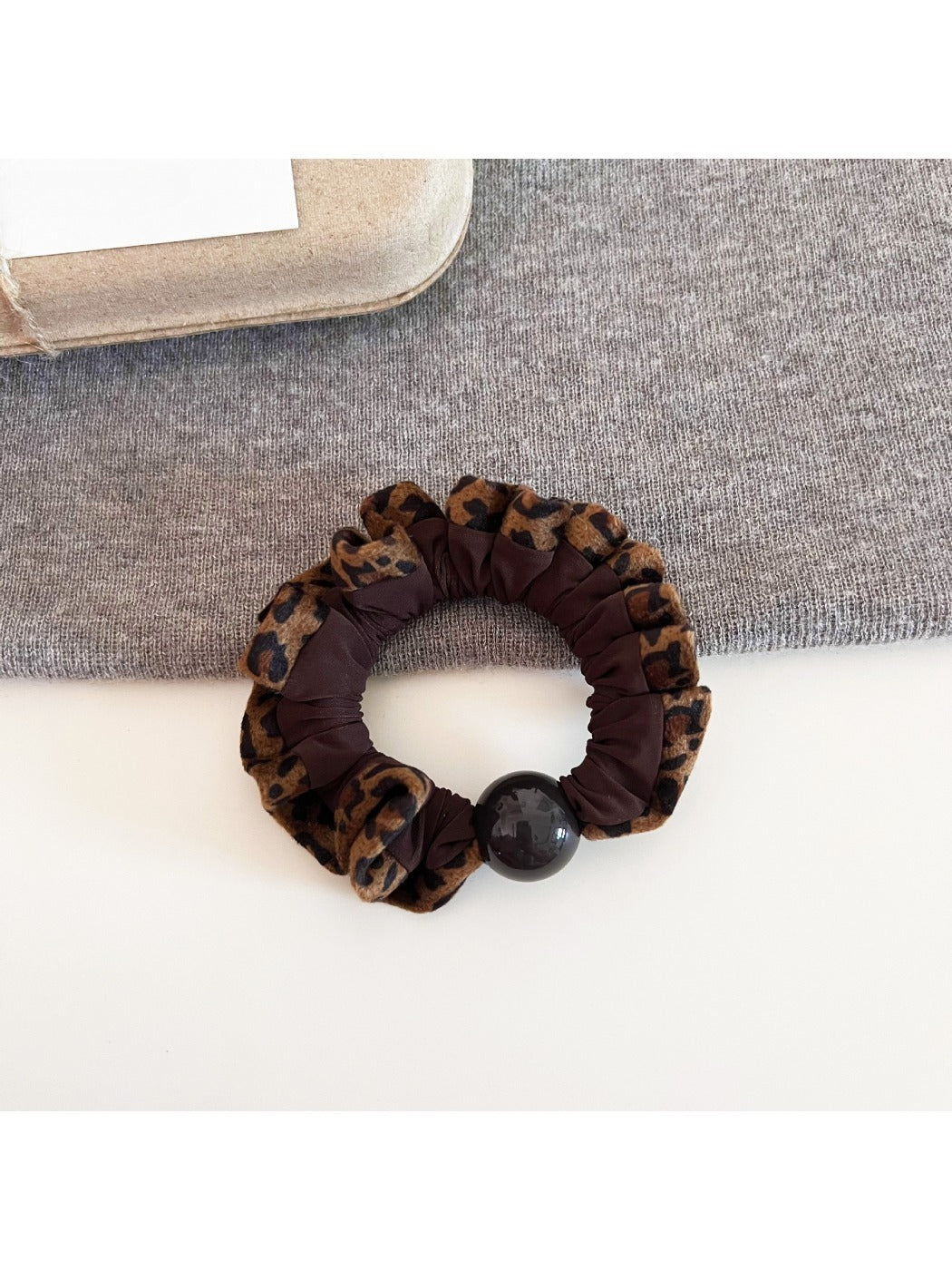 Gifty - Vintage Leopard Print Scrunchie