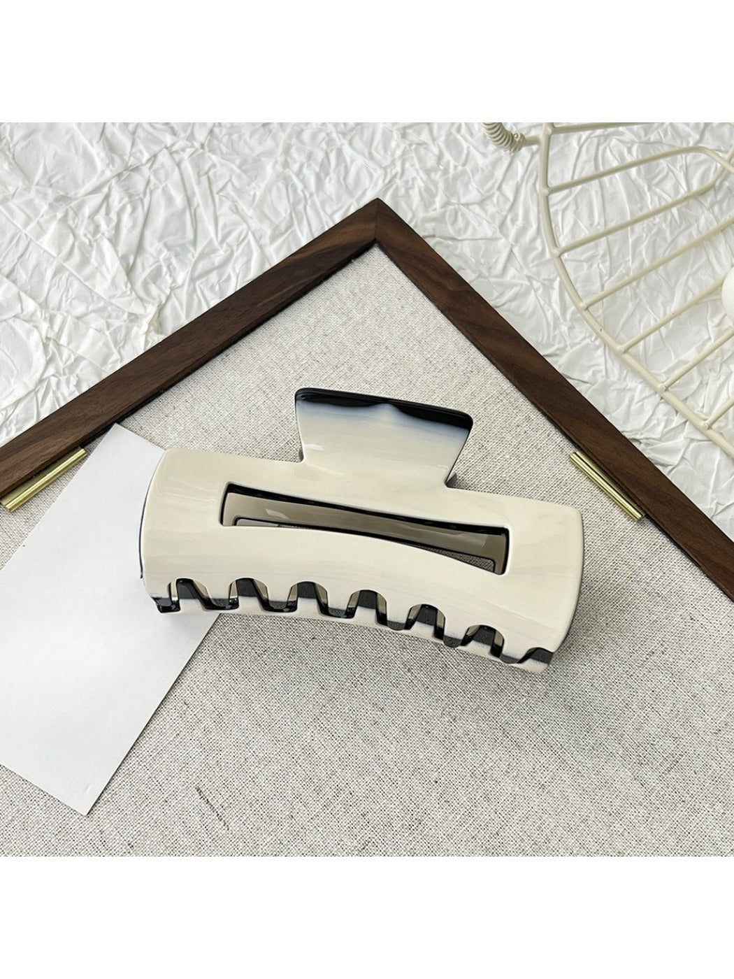 Beau - Minimalist X Shaped Hair Claw Clip