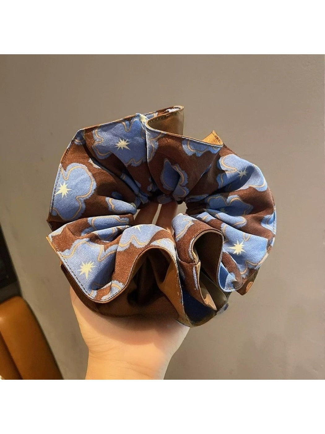 Gifty - Vintage Contrast Print Scrunchie