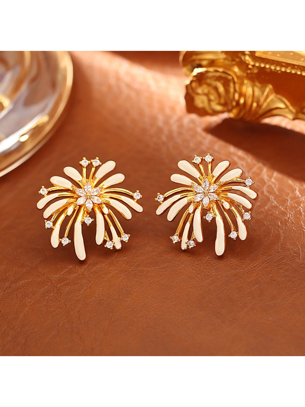 Earedge - Sparkling Firework Shaped Stud Earrings