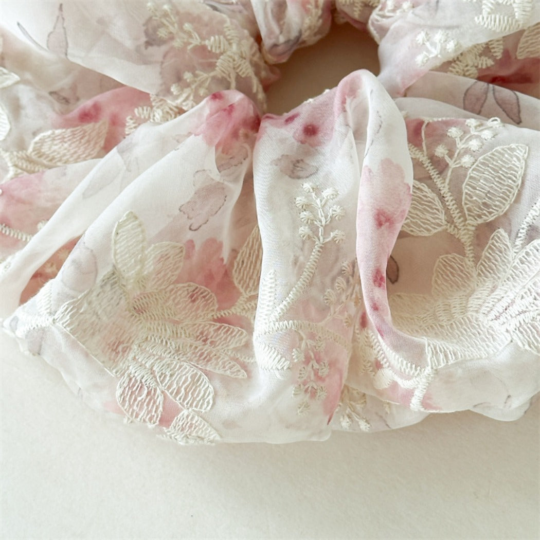 GIFTY - Floral Embroidered Scrunchie