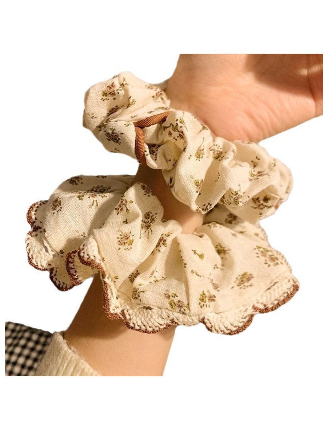 Gifty - Lace-Trimmed Floral Pattern Scrunchie