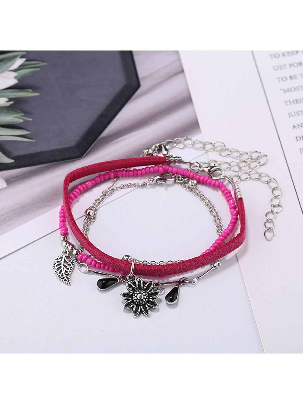Lovra - Beaded Ethnic Style Pendant Bracelet
