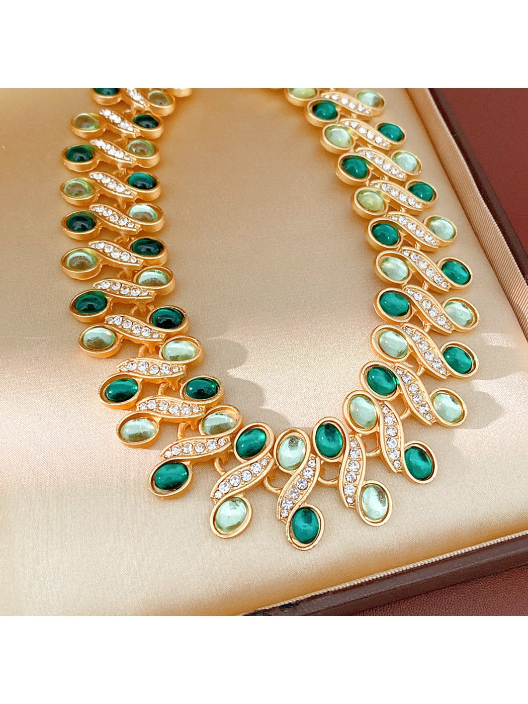 Nozari - Vintage Geometric Oval Rhinestone Necklace