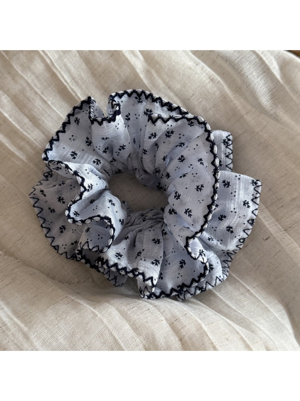 Gifty - Vintage Floral Square Detail Scrunchie