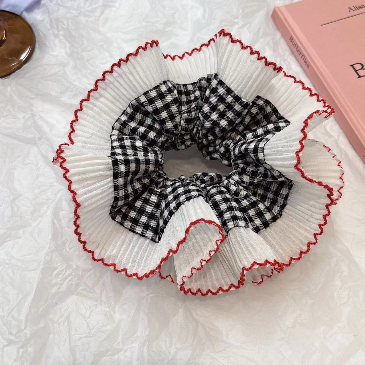 GIFTY - Ruffled Lace Scrunchie