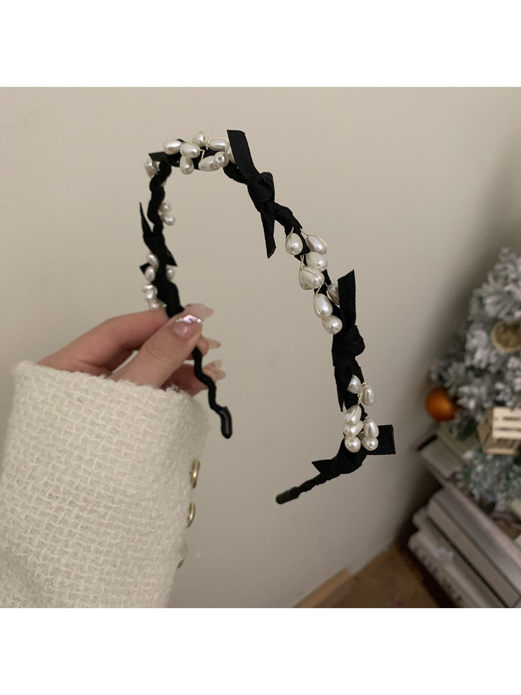 Gifty Sweet Oval Bead Bow Headband laid flat showing full length and bow design
