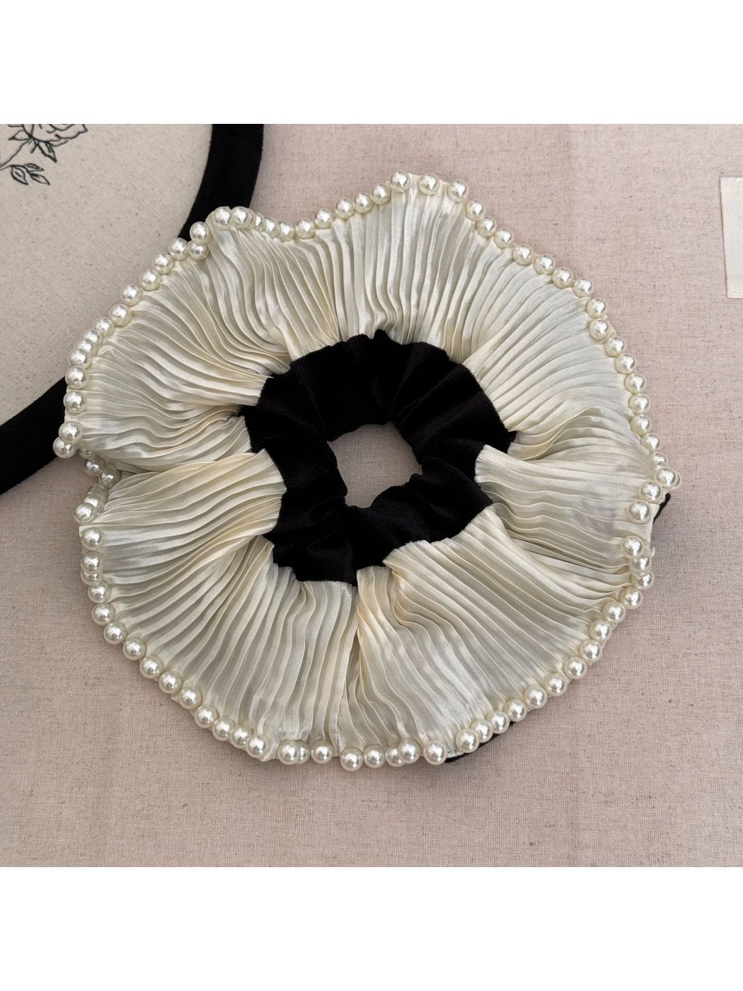 Gifty - Ruffled Lace Hair Scrunchie