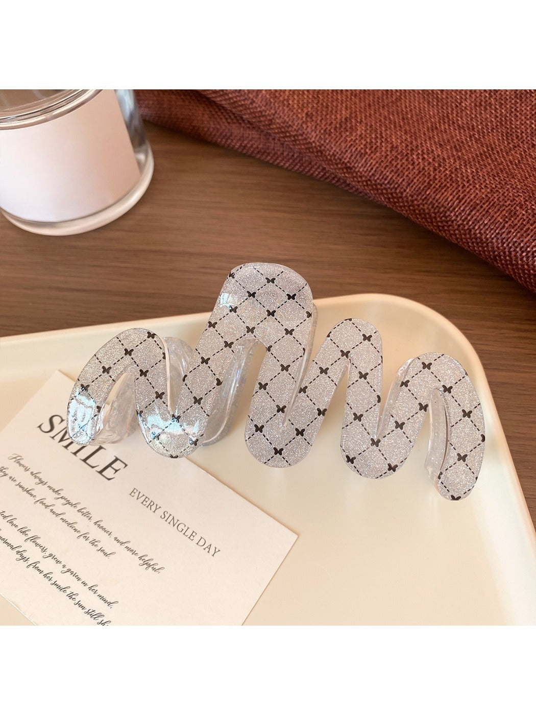 Beau - Elegant Wavy Claw Clip