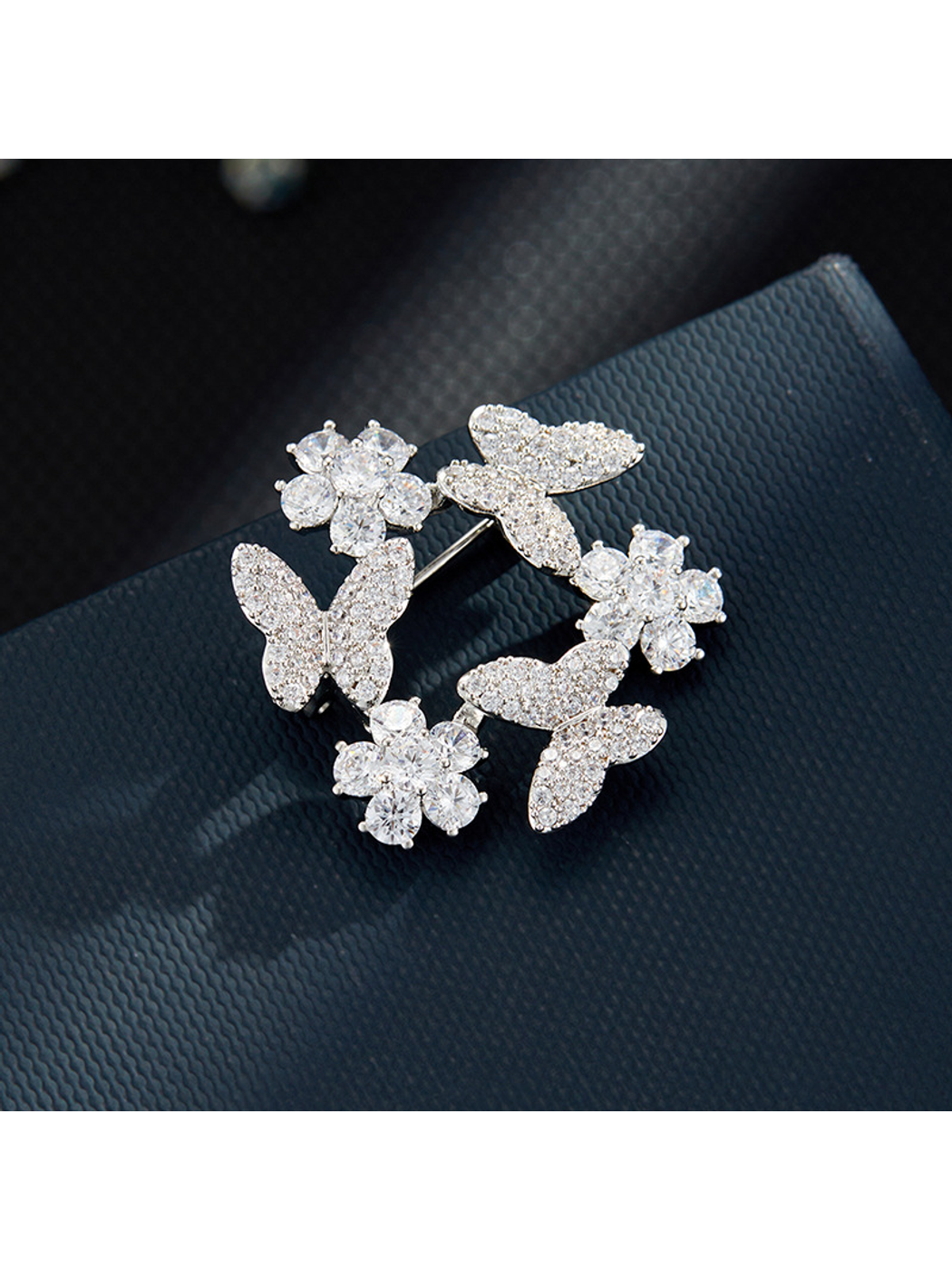 Brovia - Butterfly Wreath Alloy Brooch Fashion Pin