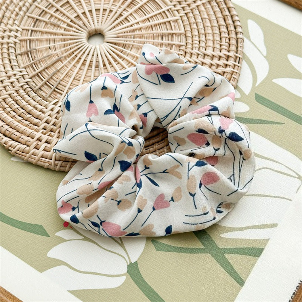 Gifty - Abstract-Floral Oversized Scrunchie