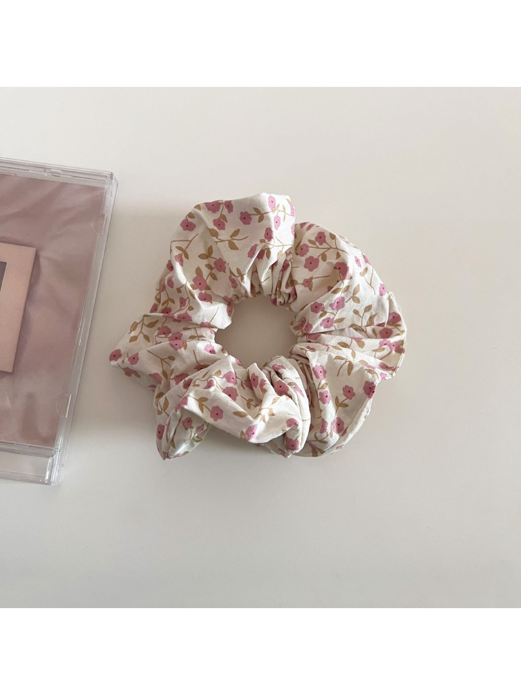 Gifty - Delicate Small Floral Pattern Scrunchie