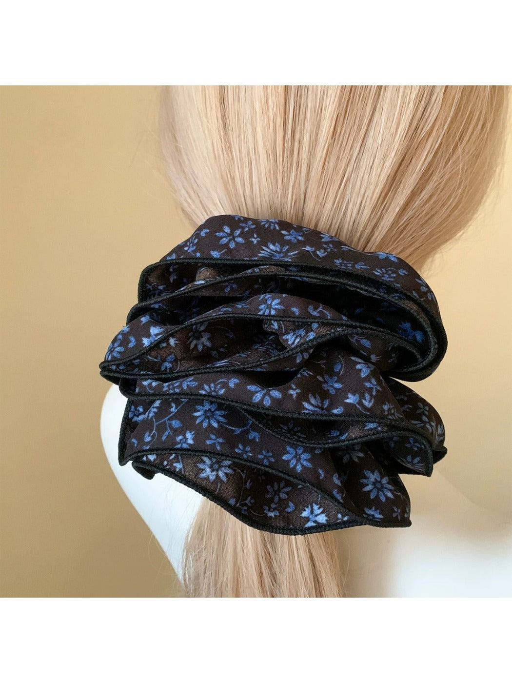 Gifty - Autumn Winter Floral Scrunchie