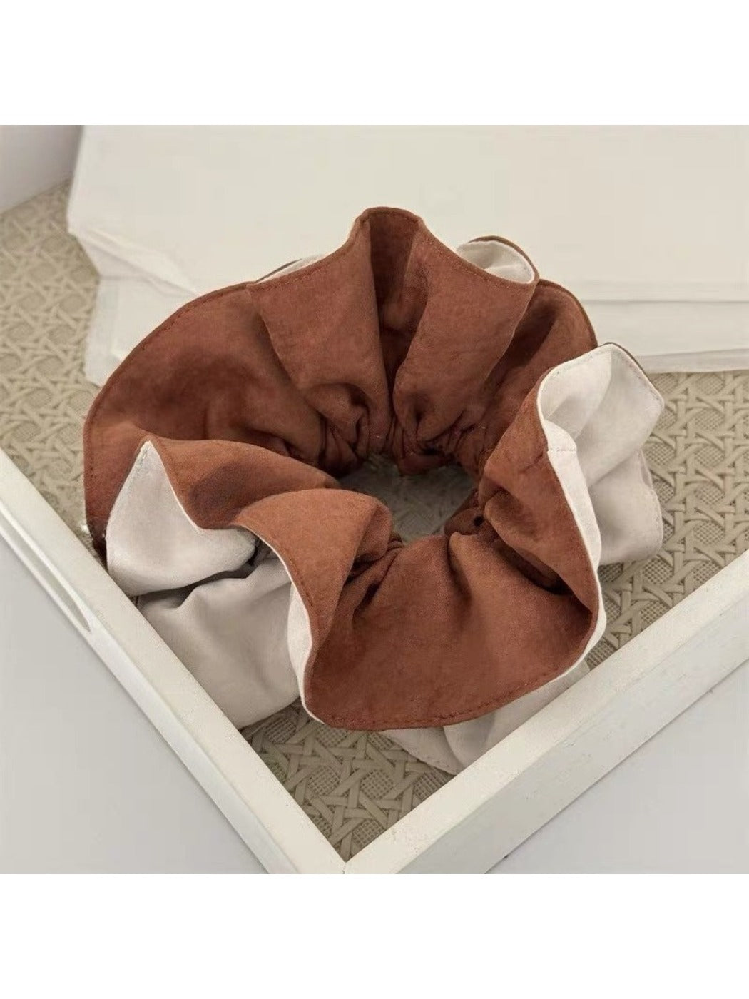 Gifty - Clean Two Tone Contrast Scrunchie