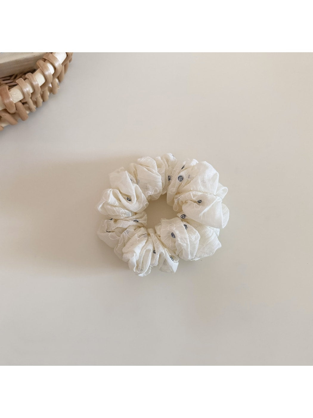 Gifty - Textured Daisy Pattern Polyester Scrunchie