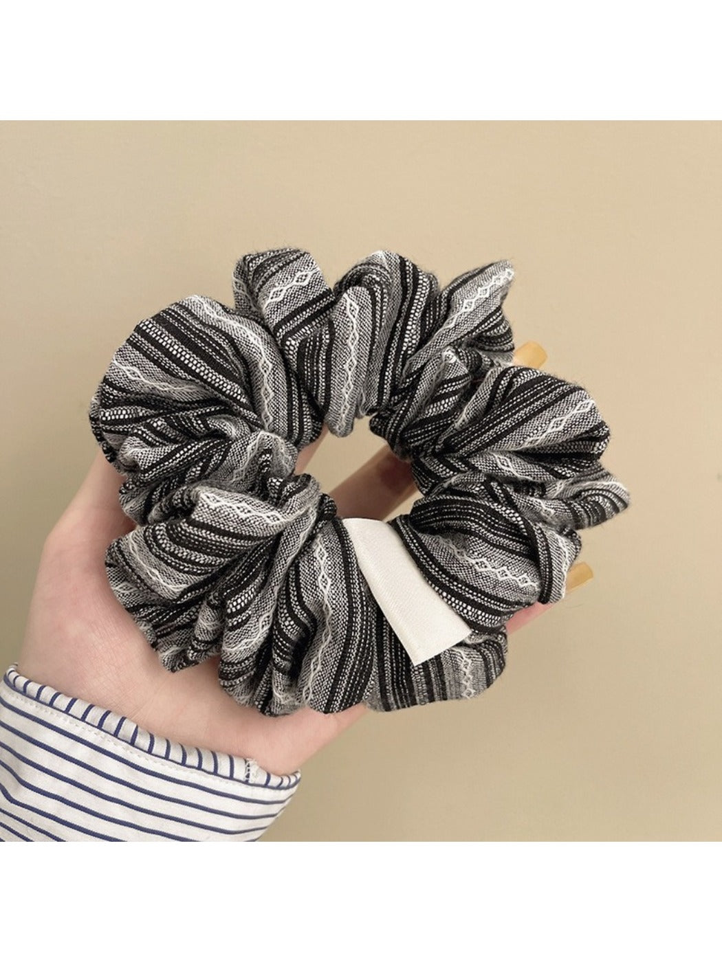 Gifty - Chic Striped Pleated Scrunchie