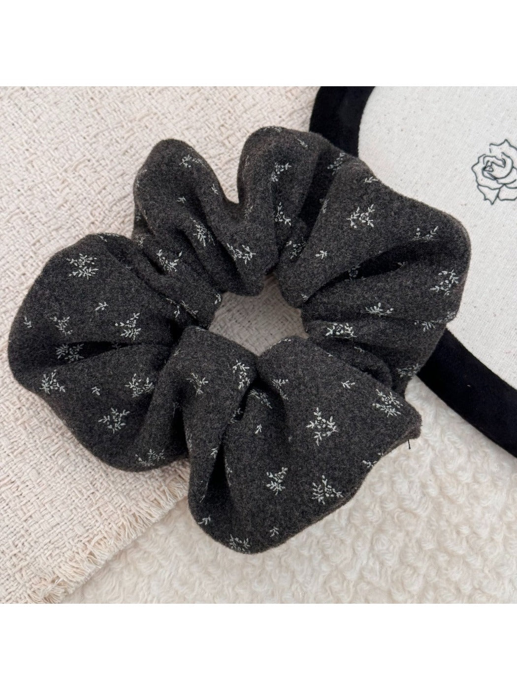 Gifty - Snowflake Knitted Hair Scrunchie
