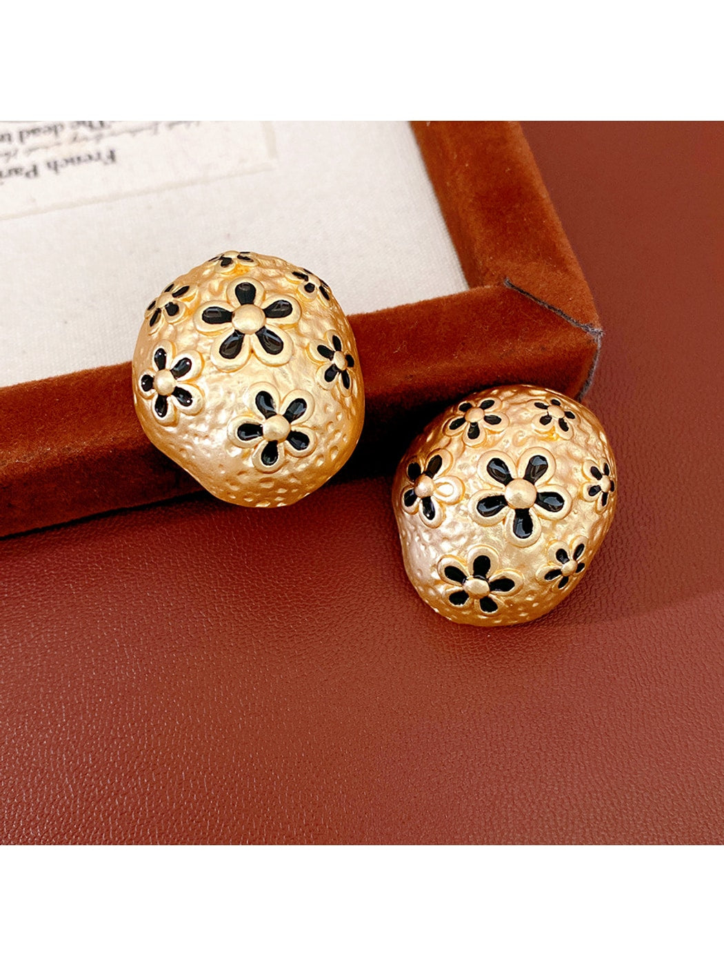 Earedge - Textured Oval Flower Alloy Stud Earrings