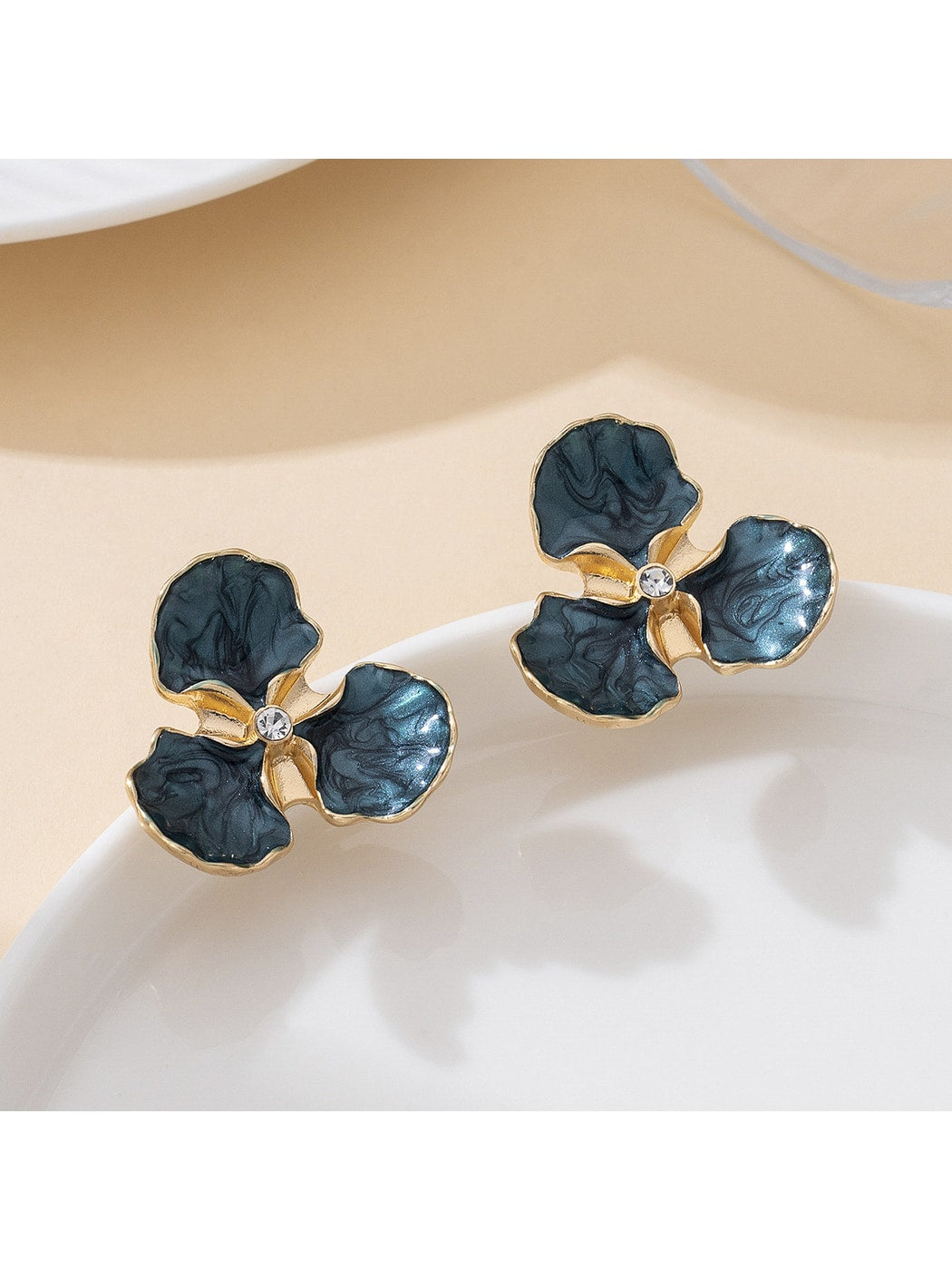 Earedge - Vintage Floral Oil-Dropped Alloy Stud Earrings
