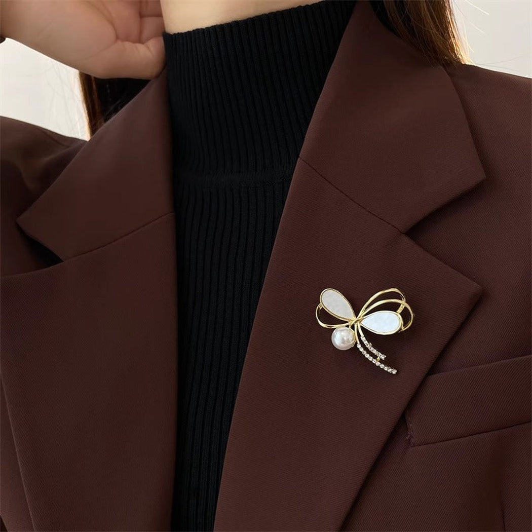 Gold bow brooch, detail view