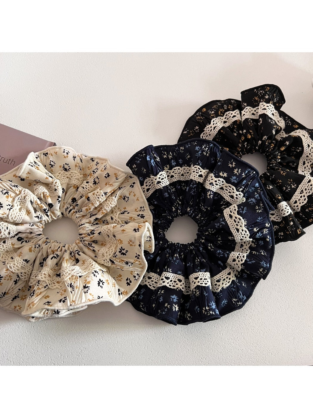Gifty - Vintage Flower Lace Scrunchie
