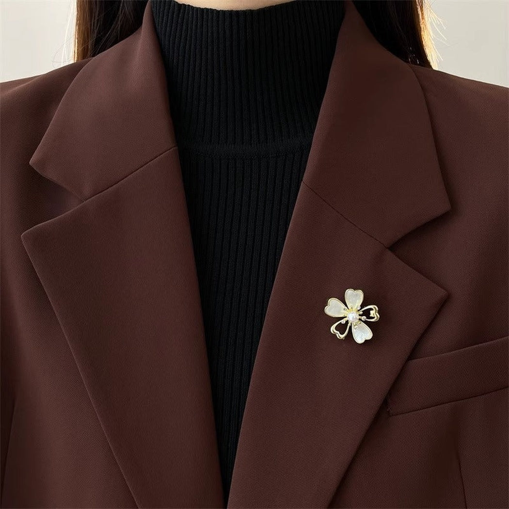 Brovia - White Five-Petal Flower Brooch - view 3