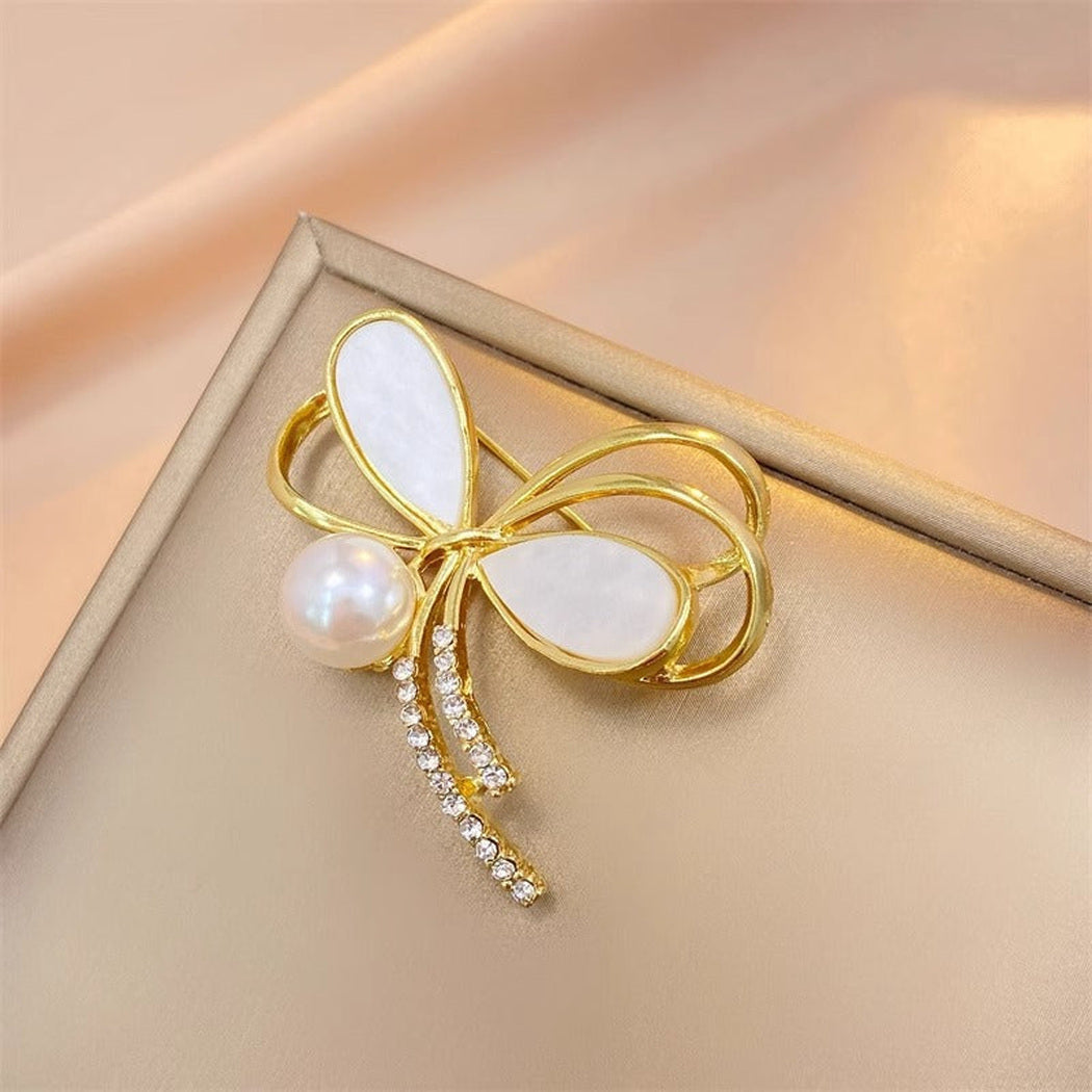 Gold bow brooch, detail view