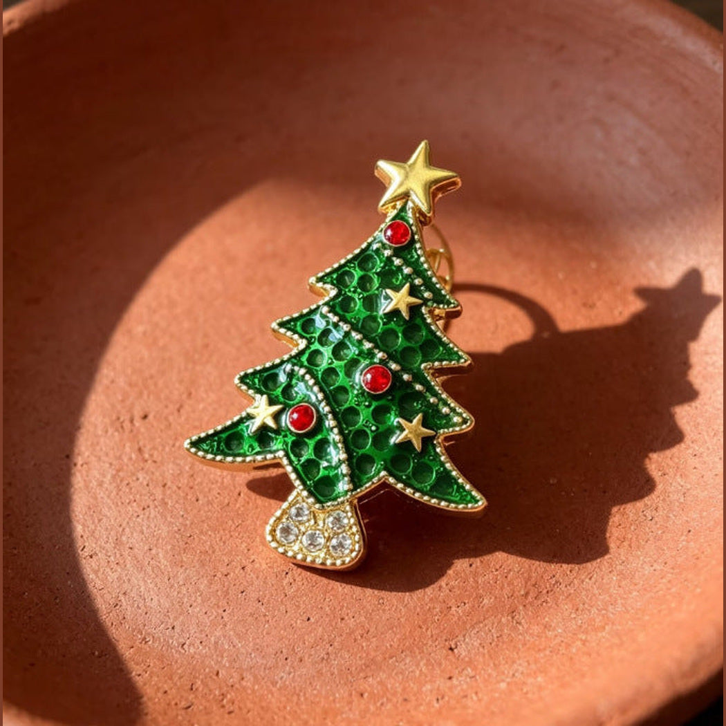 Brovia - Christmas Tree Star Brooch, detail view
