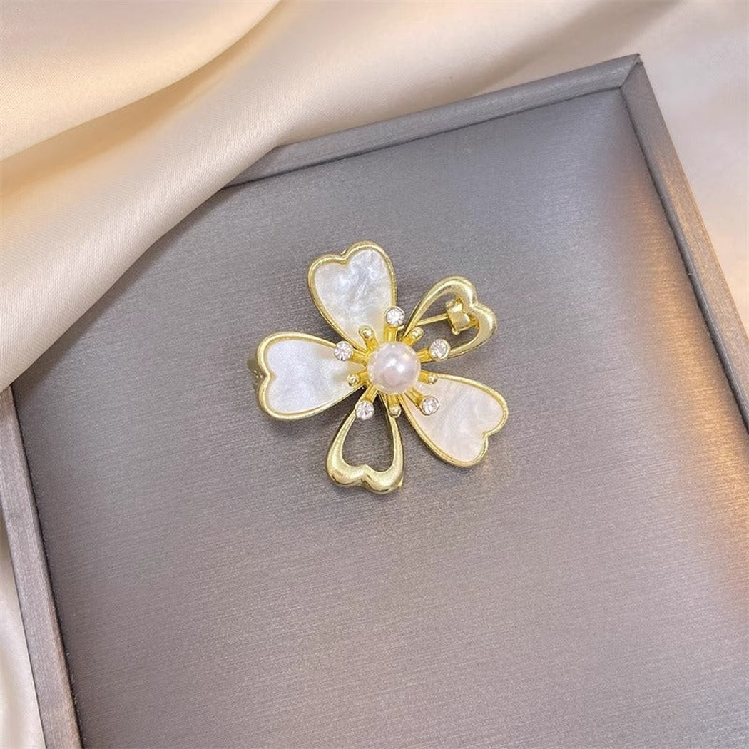 Brovia - White Five-Petal Flower Brooch - view 4