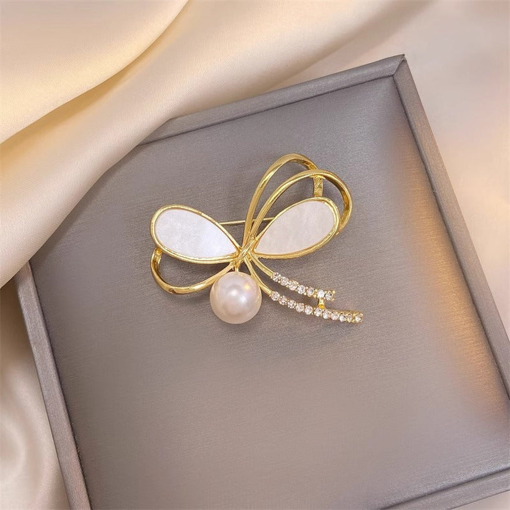 Gold bow brooch, detail view