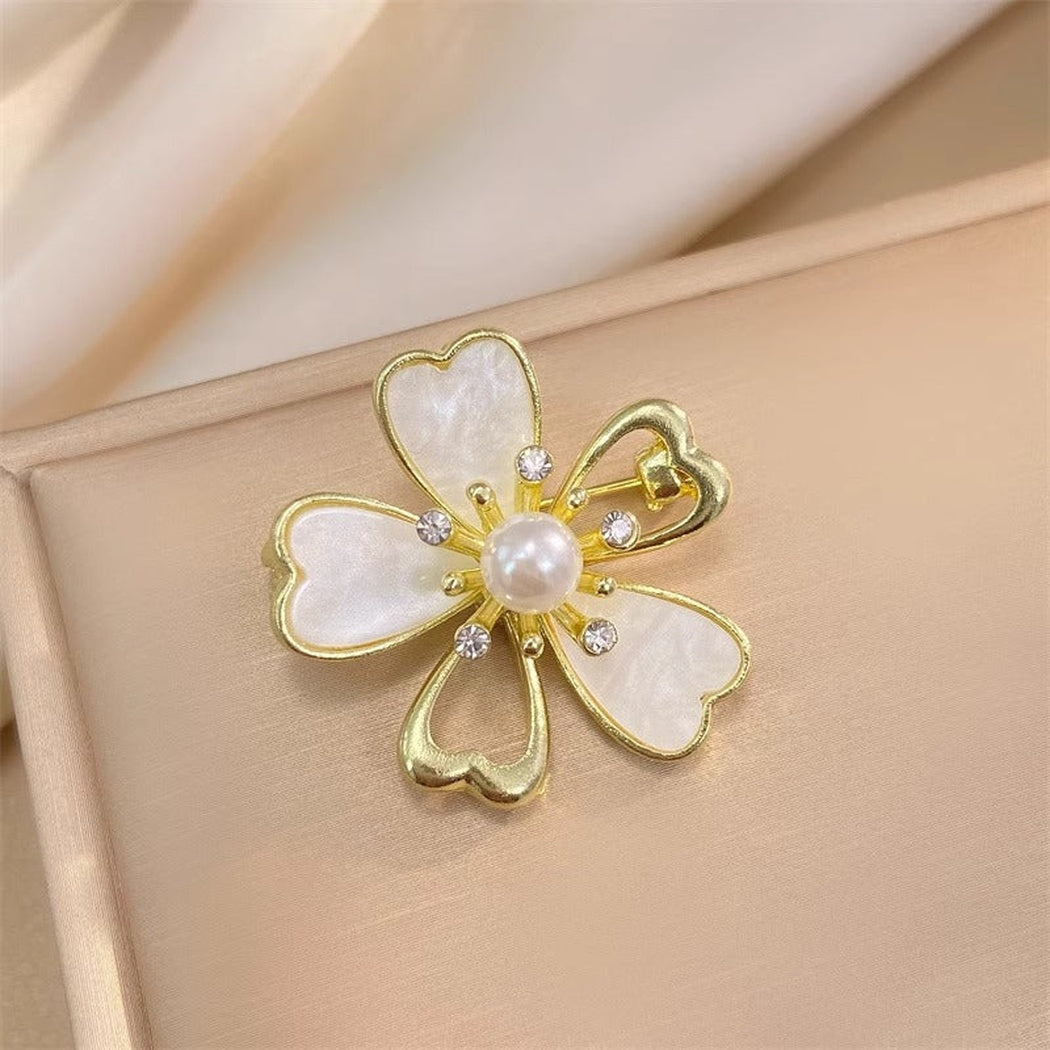 Brovia - White Five-Petal Flower Brooch - view 5