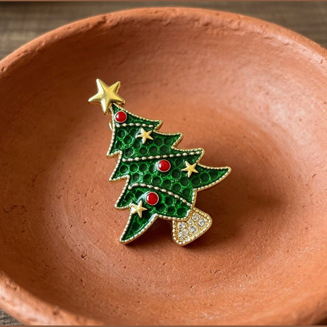 Brovia - Christmas Tree Star Brooch, detail view