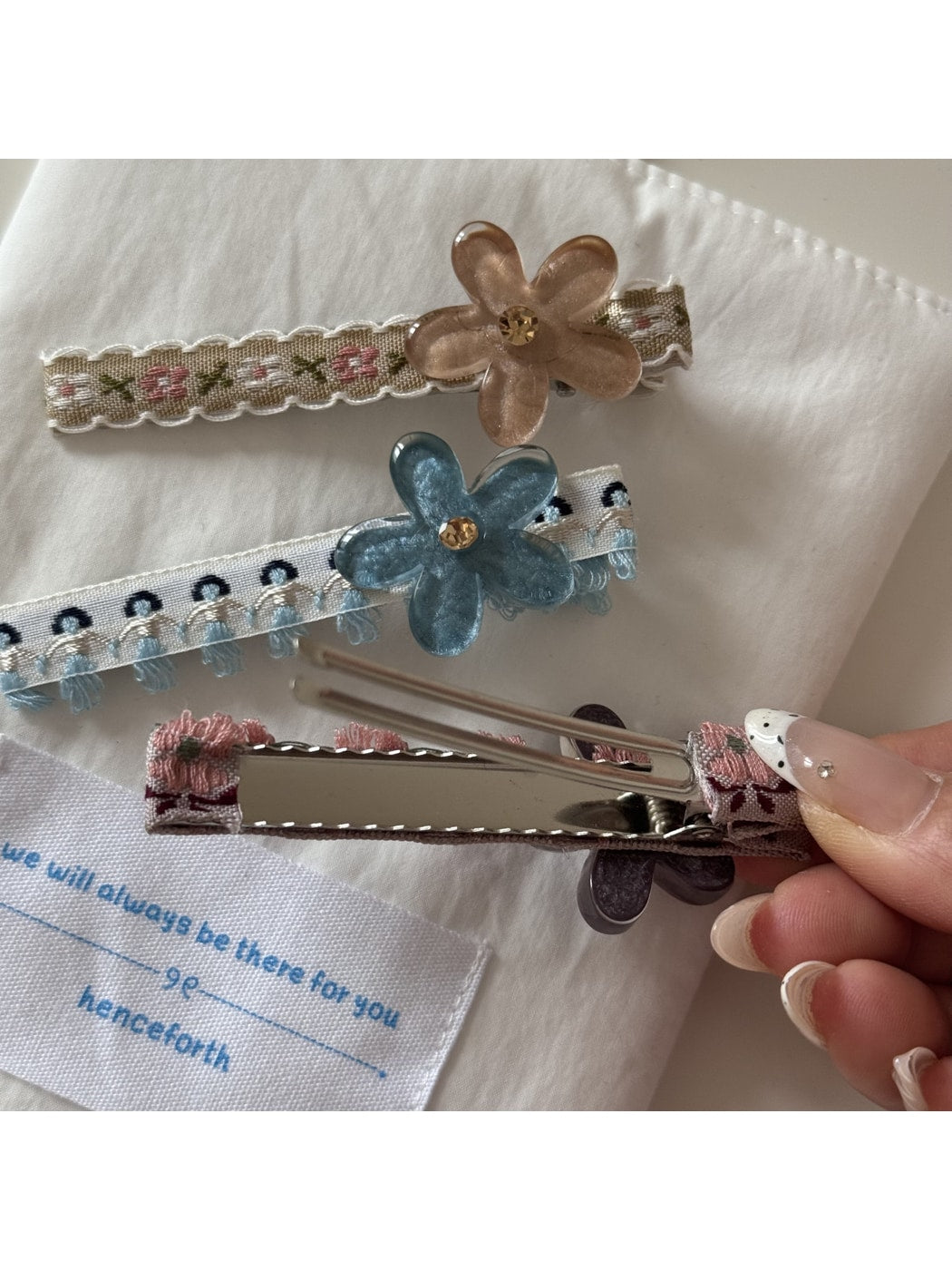 Beau - Scalloped Trim Floral Decorative Hair Clip