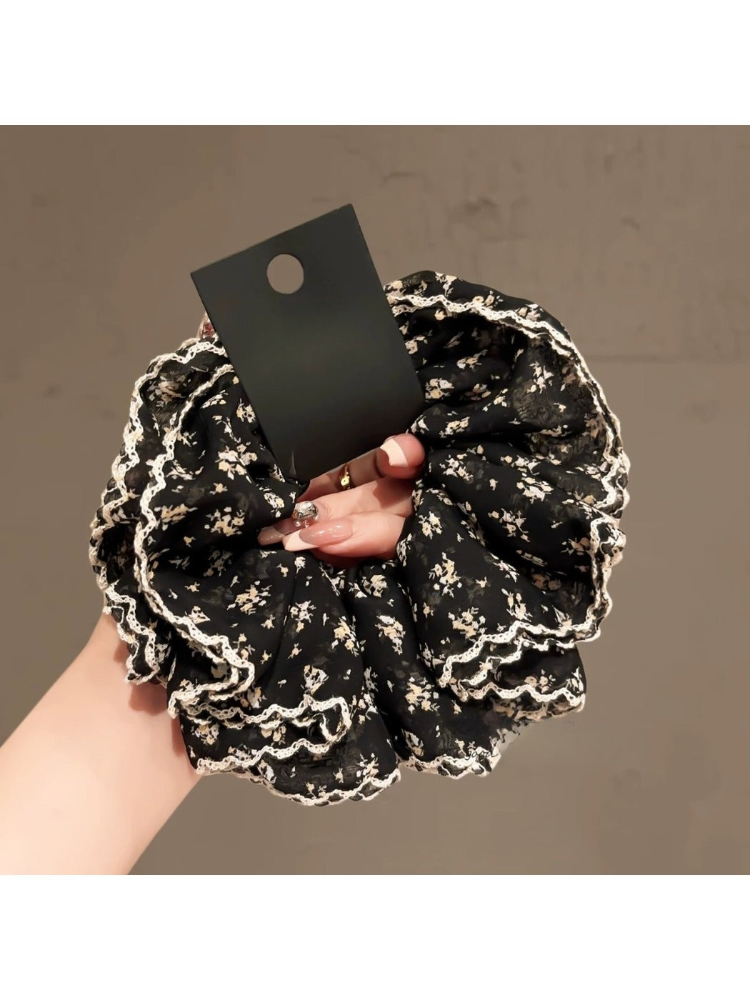Gifty - Vintage Ruched Lace Scrunchie