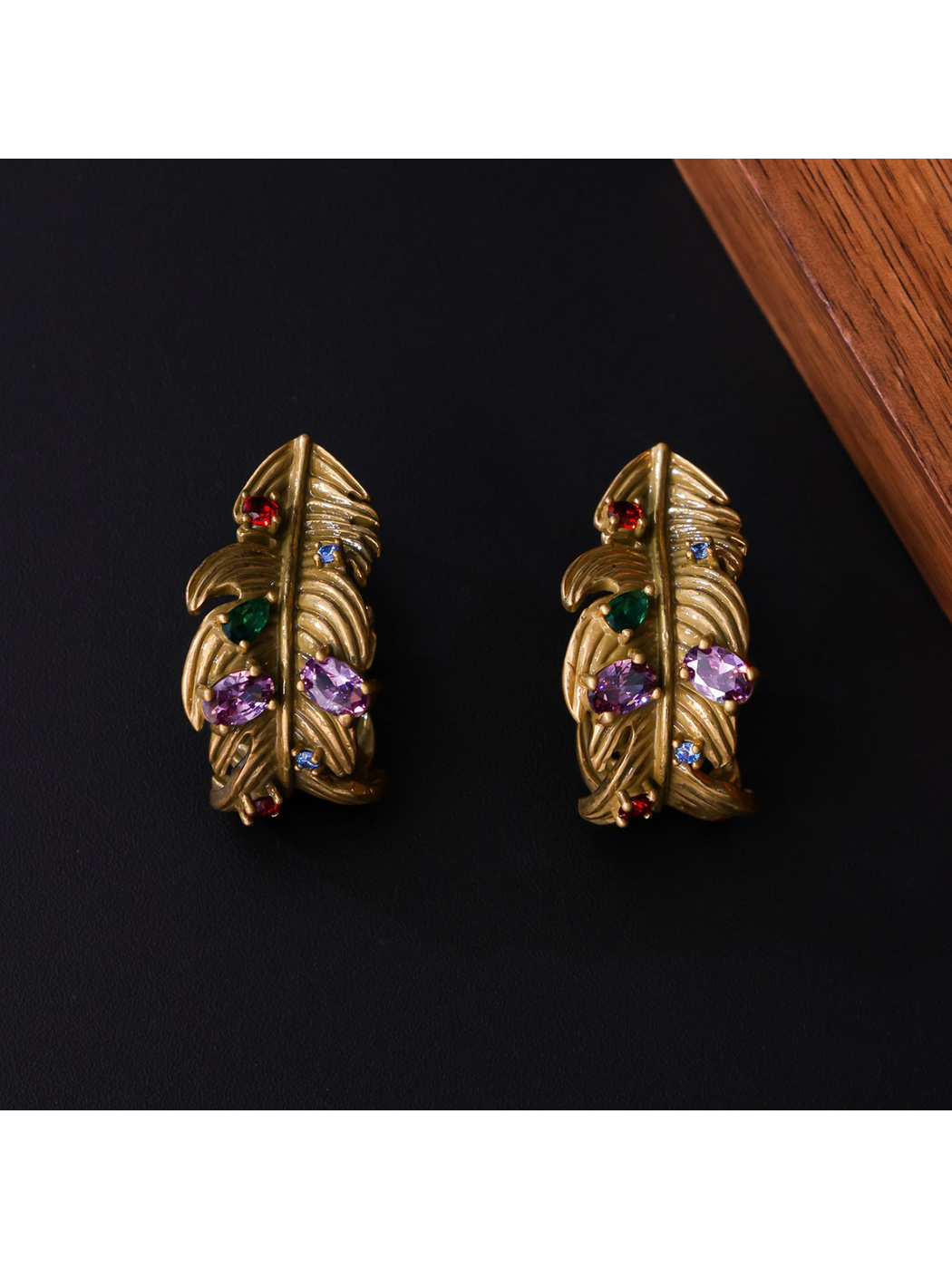 Earedge - Antique Style Leaf Detail Stud Earrings