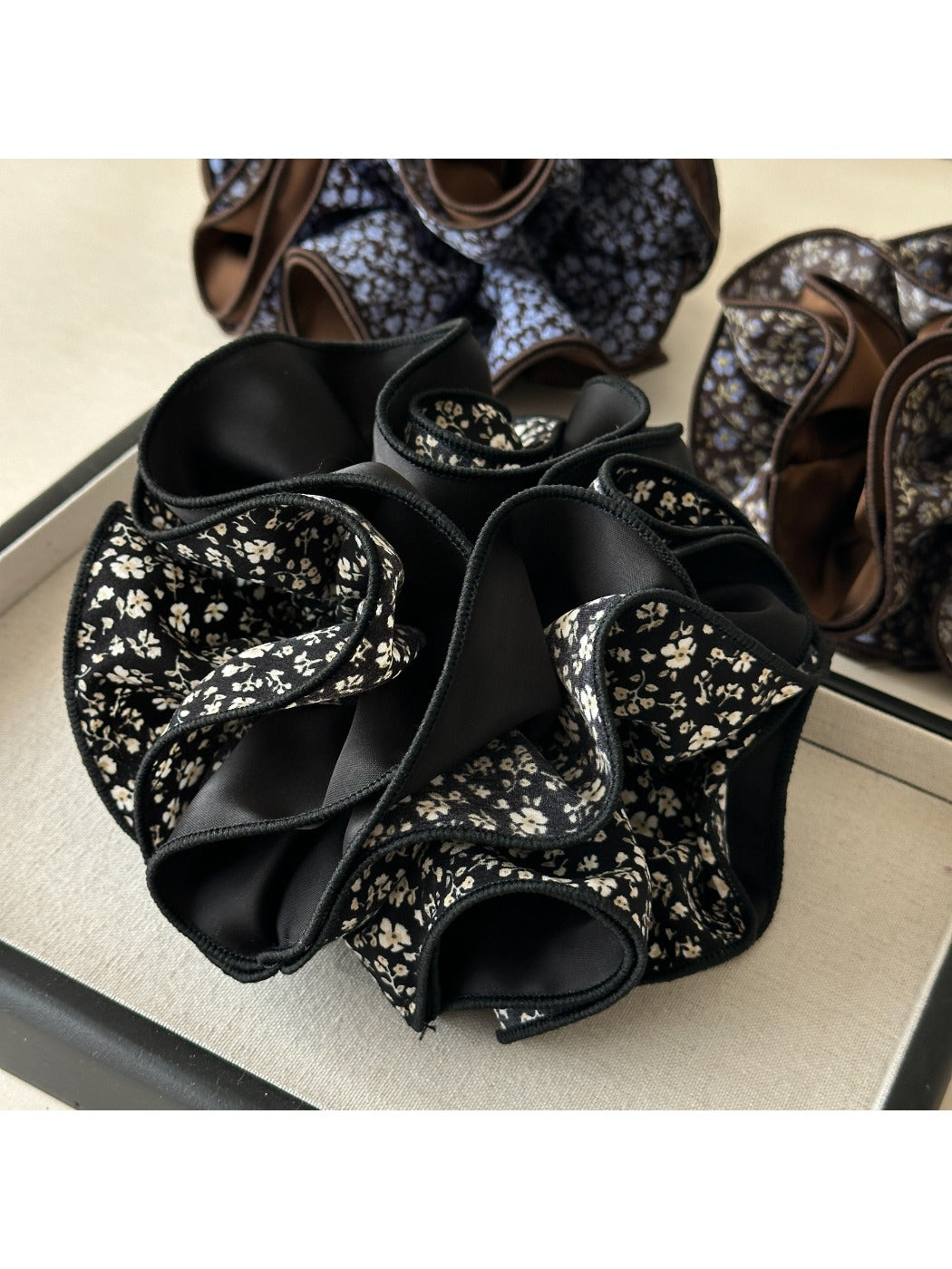 Gifty - Retro Floral Fabric Scrunchies