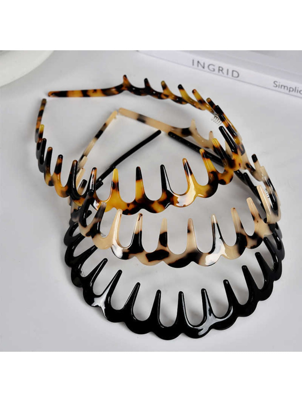 Gifty acetate headband with wavy toothed design in translucent amber color