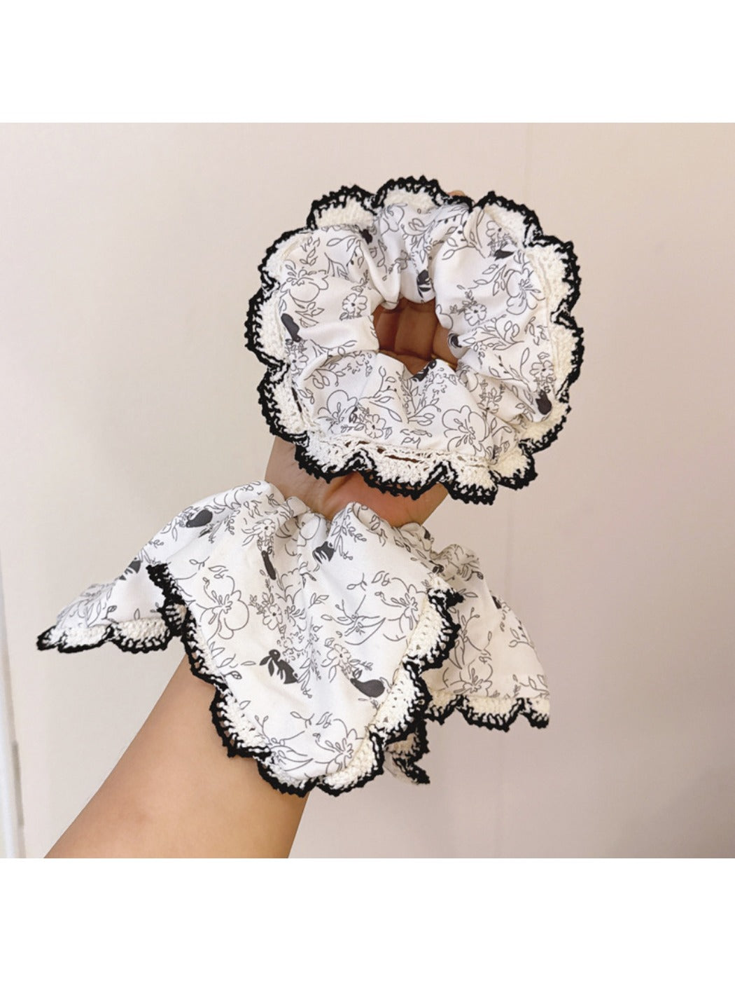 Gifty - Chic Black Floral Lace Scrunchie