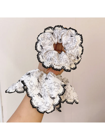 Gifty - Chic Black Floral Lace Scrunchie