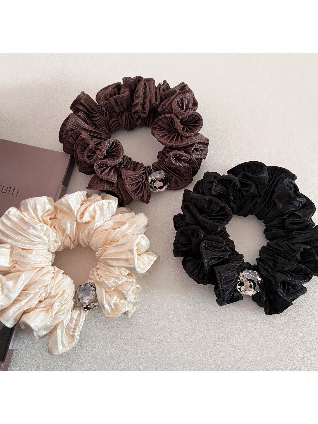 Gifty - Elegant Ruffled Edge Scrunchie